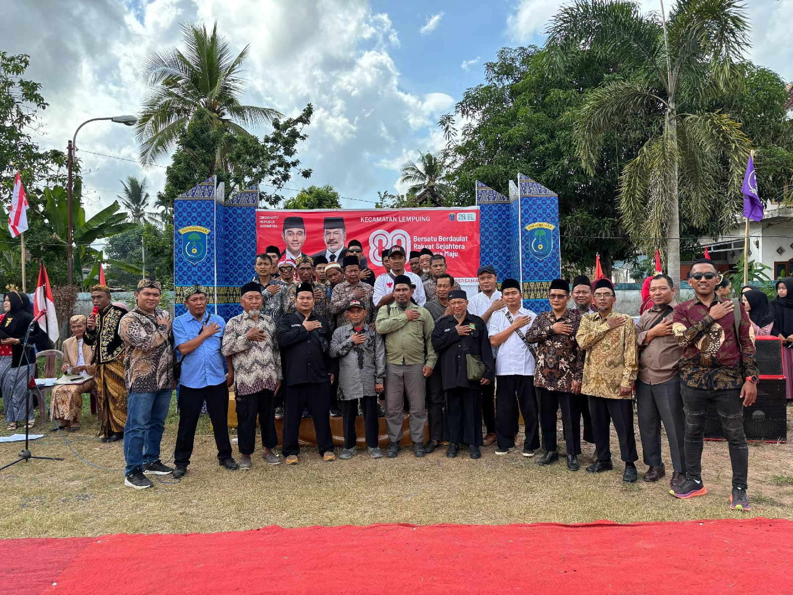 28 orang Mitra Deradikalisasi Ikuti Upacara HUT RI ke-80 di Halaman Kantor Camat Lempuing